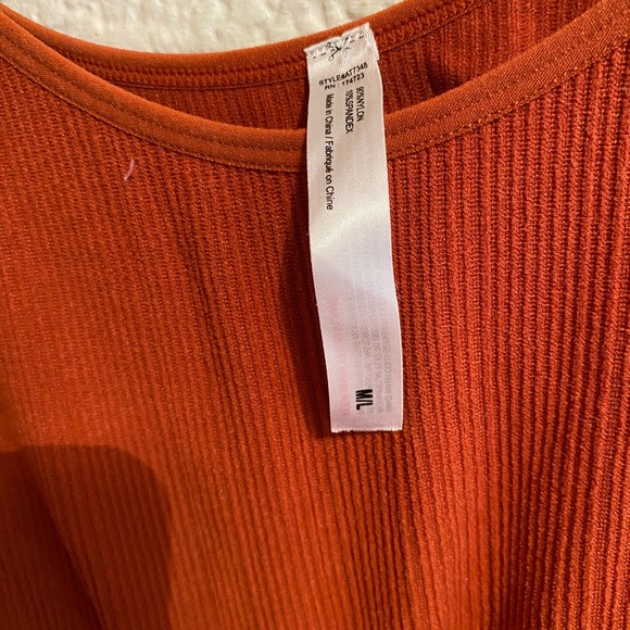 Free People Cropped Orange Ribbed Stretch Longsleeve Scoop Neck Scoop Back M/L - Picture 3 of 6